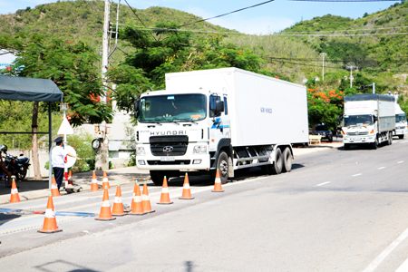 Xe nối đuôi nhau vào kiểm tra tải trọng