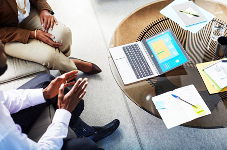 Thiết kế siêu mỏng làm nổi bật bản lề piano với góc mở rộng 180° độc đáo cho phép chia sẻ thông tin dễ dàng