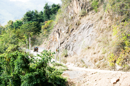 Tuy đã được nâng cấp nhưng Tỉnh lộ 9 vẫn tiềm ẩn nguy cơ sạt lở đất, đá