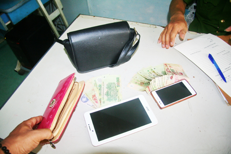  ... và tang vật trong các vụ cướp giật