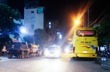 Một xe taxi chạy ngược chiều trên đường Nguyễn Thiện Thuật (ảnh chụp lúc 23 giờ ngày 13-9)