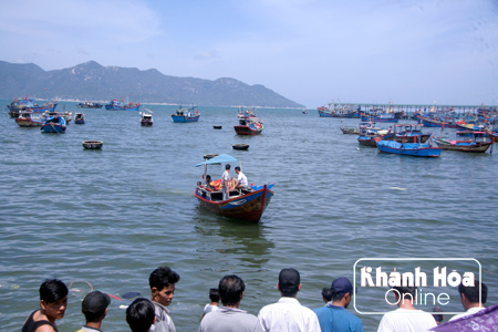 Ông G. được các ngư dân dùng ghe đưa vào bờ.