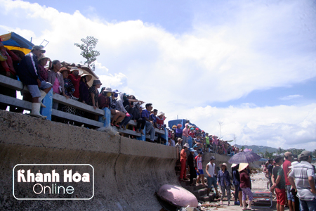 Hàng nghìn người địa phương đứng trên bờ kè gần cảng cá Vĩnh Lương ngóng tin ông G.