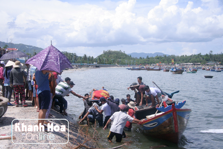 Đưa thi thể ngư dân xấu số lên bờ.