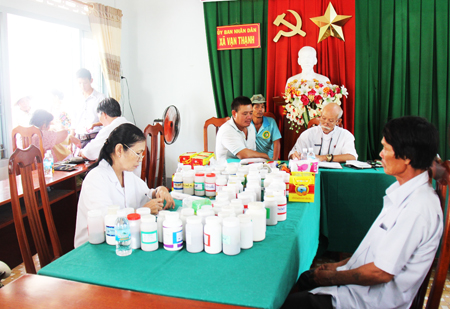 Khám bệnh, tặng quà cho người dân xã đảo Vạn Thạnh