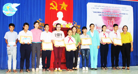 Đại diện Hội Phụ nữ 4 xã trao học bổng cho các em