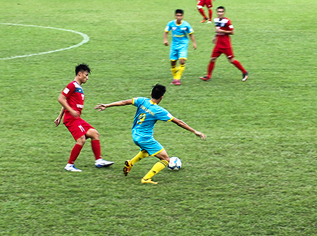 Sanna KH - BVN (xanh) vượt qua Than Quảng Ninh (đỏ) trong ngày hạ màn V-League.