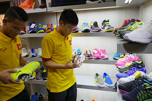 Các cầu thủ tranh thủ thời gian nghỉ ngơi đi mua sắm. Ảnh: Quang Thắng.