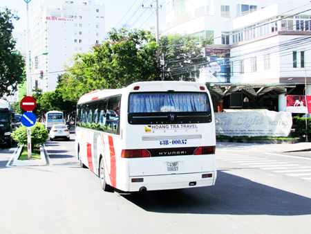 Một số phương tiện trên 16 chỗ vẫn đi vào đoạn từ số 86 - 100 Trần Phú