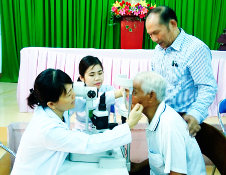 Khám mắt cho người cao tuổi ở thôn đảo Bình Ba (xã Cam Bình, TP. Cam Ranh)