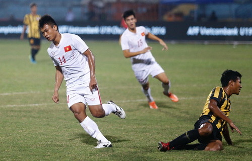 U19 Việt Nam (trắng) giành chiến thắng quyết định vị trí ở bảng A. Ảnh: VFF.
