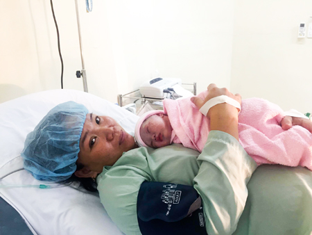 Sản phụ Thủy và em bé sinh bằng phương pháp không đau tại Bệnh viện Đa khoa Tâm Trí Nha Trang