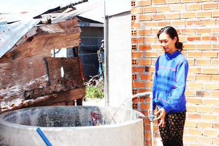 Nhờ vay vốn nước sạch vệ sinh môi trường, gia đình bà Trần Thị Tuyên đã có nước sạch dùng