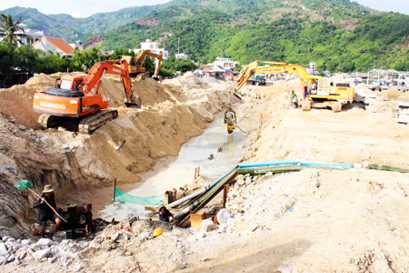 Đơn vị thi công đang gấp rút thực hiện công việc