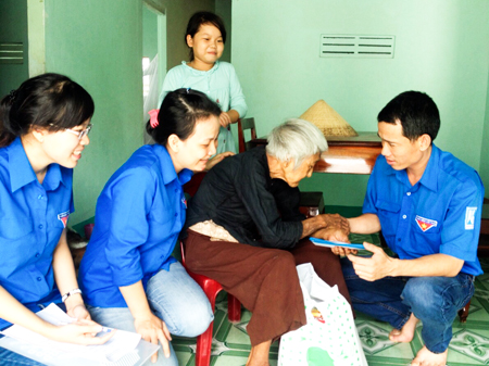 Các đoàn viên, thanh niên thăm, tặng quà gia đình có hoàn cảnh khó khăn