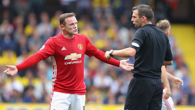 Wayne Rooney không có được phong độ tốt, đang trở thành gánh nặng trên hàng công Manchester United.