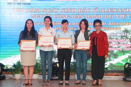 Trao Giải thưởng Yersin cho đại diện các học sinh đạt thành tích cao trong kỳ thi tốt nghiệp THPT năm học 2015-2016.
