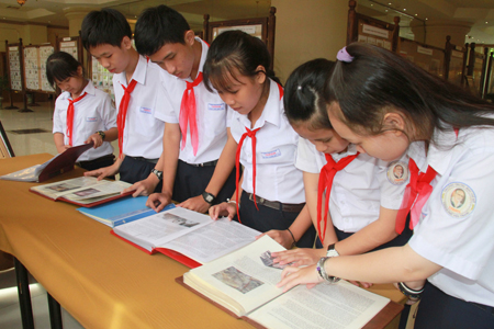 Học sinh trường THCS Yersin, Tp.Nha Trang xem tư liệu và triển lãm tem Bác sĩ A.Yersin - Ông Năm Xóm Cồn, Nha Trang