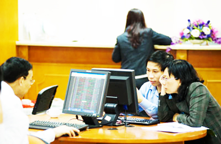 VN-Index vượt 670 điểm