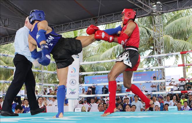 Kế Nhơn (xanh) giành vé vào bán kết hạng 51kg.