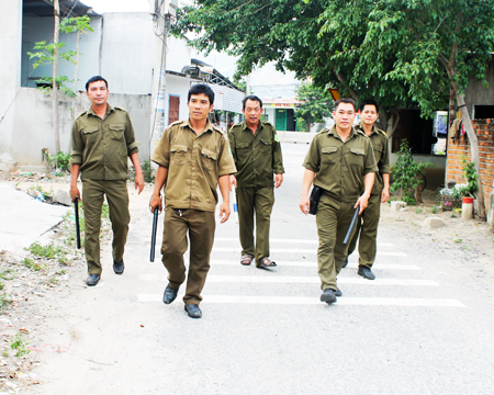 Lực lượng Công an xã Cam Hòa đi tuần tra