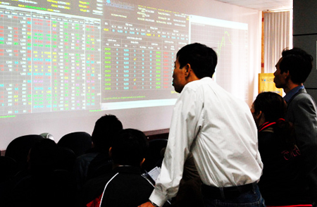 VN-Index tăng tiếp, giao dịch đột biến