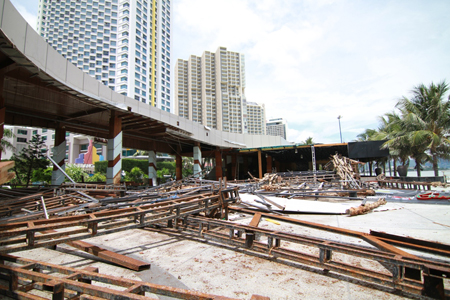 Công trình nhà hàng Bốn Mùa đang được phá dỡ