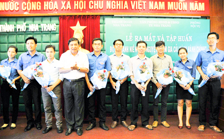 Ông Nguyễn Văn Danh - Chủ tịch UBND TP. Nha Trang tặng hoa cho Đội Thanh niên tình nguyện