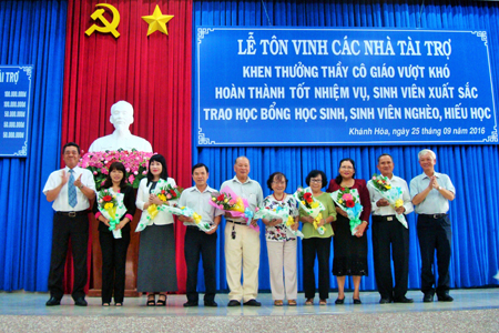Tôn vinh các nhà tài trợ, khen thưởng và trao học bổng cho giáo viên, học sinh