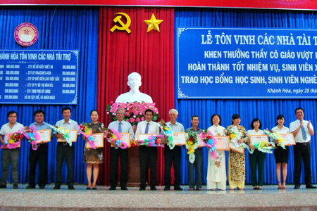 Ông Lê Thanh Quang (bìa phải) tặng hoa cho các cá nhân đóng góp, ủng hộ Quỹ.