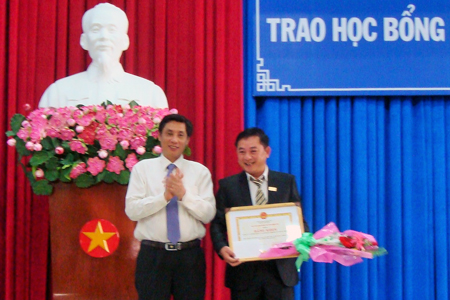 Ông Lê Đức Vinh trao bằng khen và tặng hoa cho Công ty Cổ phần Đầu tư kinh doanh Địa ốc Hưng Thịnh.