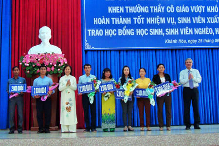 Khen thưởng các giáo viên.