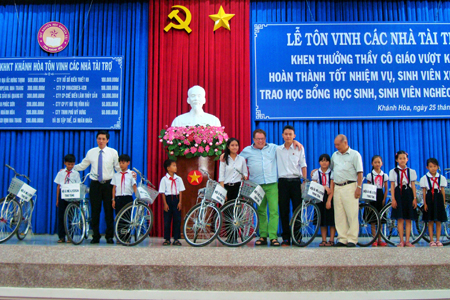 Trao xe đạp cho các học sinh.
