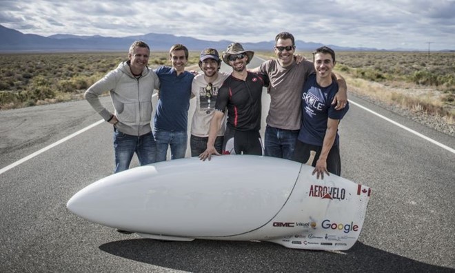 Todd Reichert cùng những cộng sự của mình bên chiếc Aerovelo Eta. Ảnh: Ibtimes.