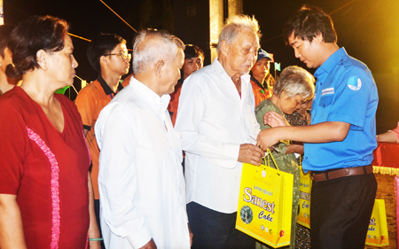 Anh Nguyễn Văn Nhuận - Chủ tịch Hội Liên hiệp Thanh niên Việt Nam tỉnh tặng quà cho các gia đình chính sách