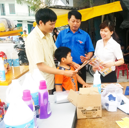 Nhân viên Bưu điện tỉnh bán hàng, giới thiệu dịch vụ mới  tại Bưu điện văn hóa xã Vĩnh Ngọc, TP. Nha Trang