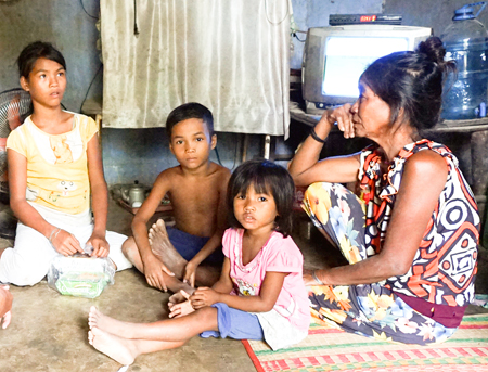 Báo động tình trạng trẻ em Raglai bỏ học đi làm