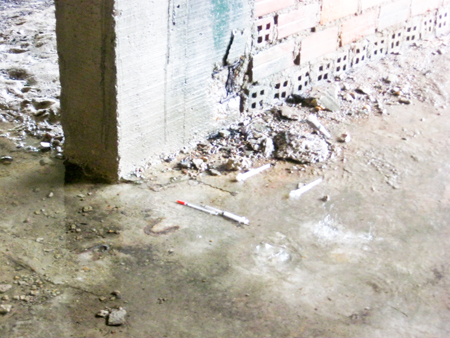 Tiêm chích ma túy trong nhà hoang