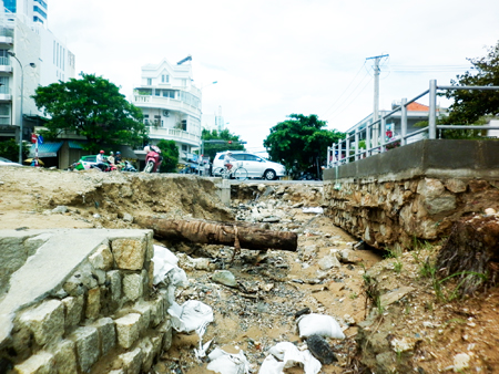 Lề đường bị hư hỏng