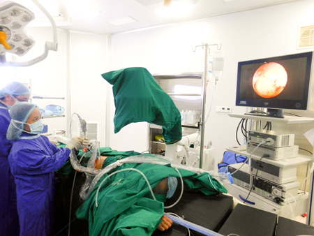 Bác sĩ Bệnh viện Đa khoa Quốc tế Vinmec Nha Trang đang thực hiện tán sỏi nội soi tiết niệu bằng laser ngược dòng