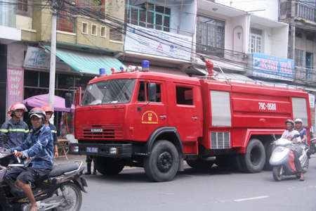 Lực lượng chữa cháy chuyên nghiệp điều động xe chữa cháy đến dập tắt ngọn lửa, không để cháy lan.