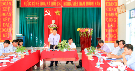 Đồng chí Nguyễn Duy Bắc làm việc tại xã Ninh Phụng