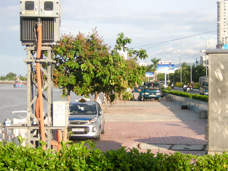 Đỗ ô tô trên bờ kè