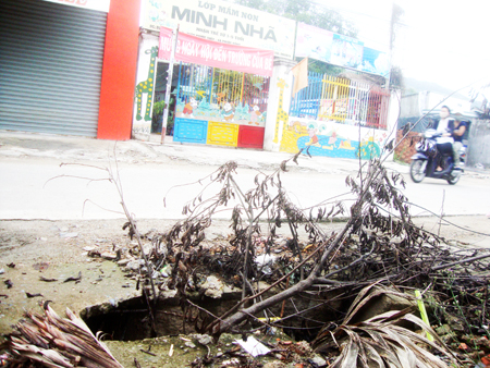 Hố nguy hiểm trước lớp mầm non