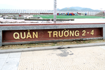 Cần lắp đặt lại chữ ở quảng trường