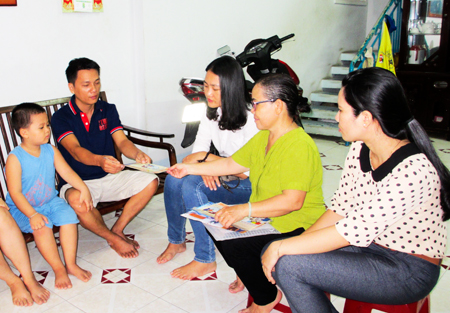 Cán bộ dân số tuyên truyền cho người dân duy trì mức sinh hợp lý
