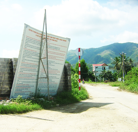 Bảng tuyên truyền bị rơi