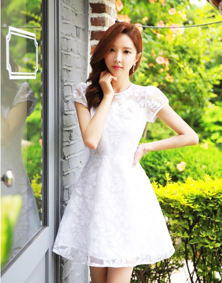 Chiêm ngưỡng những mẫu đầm trắng tinh khôi, thanh lịch nhất cùng bạn đón thu