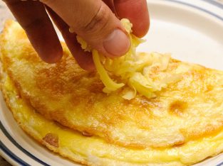 Trứng Omelette siêu ngon cho bữa sáng
