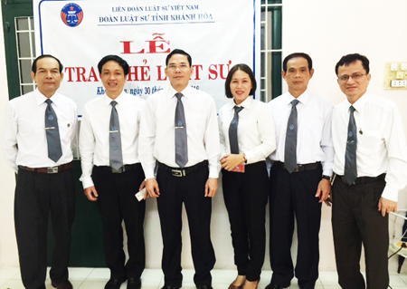 Ban Chủ nhiệm cùng các luật sư tại lễ trao thẻ